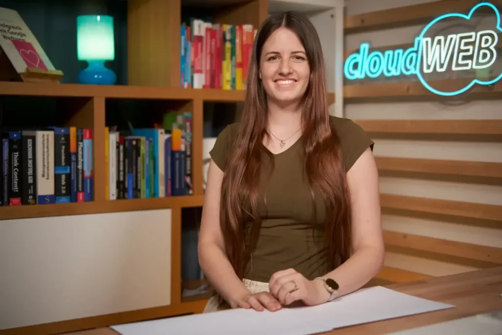 Debora kümmert sich im digitalen Marketing um die Social Media Kampagnen für KMUs